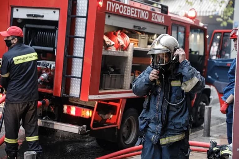 Αγροτικό τυλίχθηκε στις φλόγες στη Λαμία