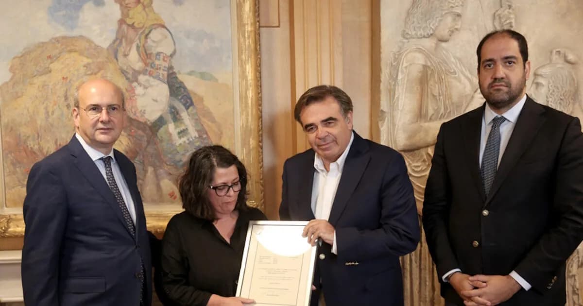 Ο Σχοινάς παρέδωσε το πτυχίο Γιακουμάκη στη μητέρα του