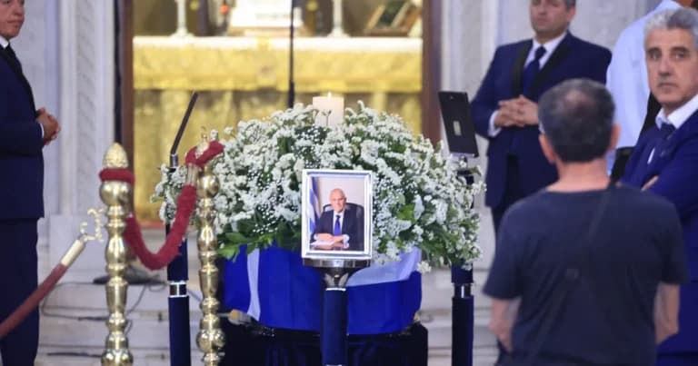 Η κηδεία του Νίκου Ταγαρά στην Κόρινθο
