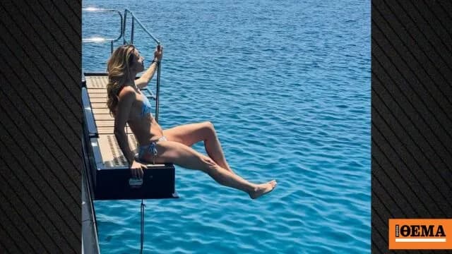 Η Μαριέττα Χρουσαλά σε σκάφος με γαλάζιο μπικίνι