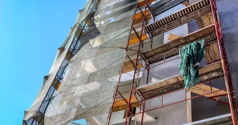 Ο φόρος άνθρακα CBAM απειλεί τις τιμές στις ανακαινίσεις