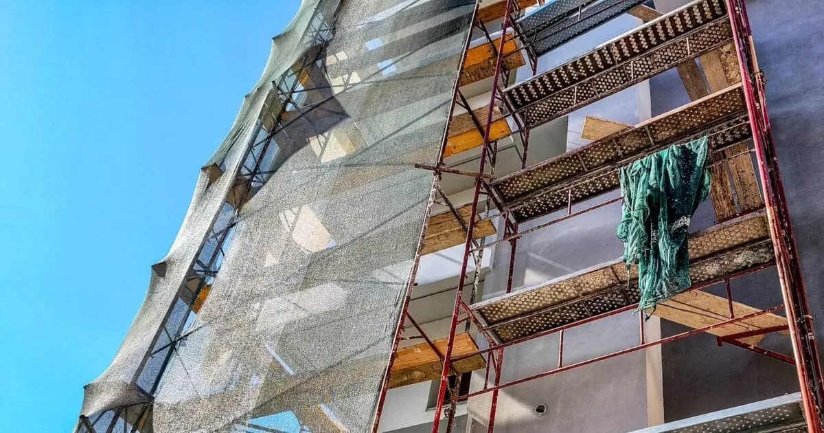 Ο φόρος άνθρακα CBAM απειλεί τις τιμές στις ανακαινίσεις