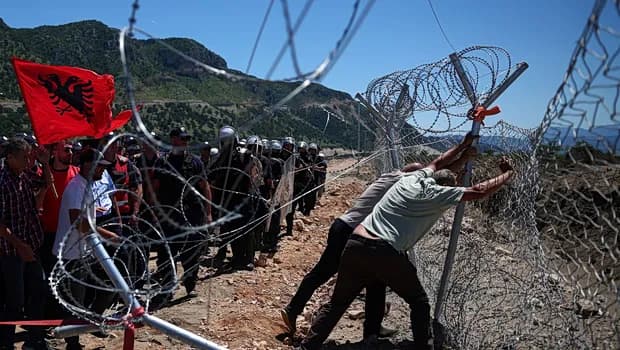 Αλβανία: 200 διαδηλωτές γκρεμίζουν φράχτες θέρετρου Κούσνερ
