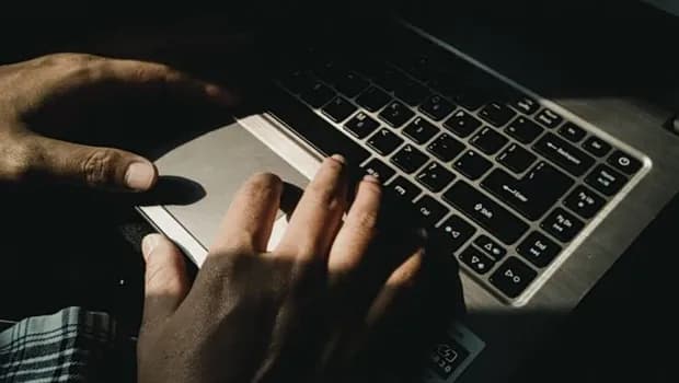 Ο 75χρονος που παρέλυσε τον Δήμο Θεσσαλονίκης με spam
