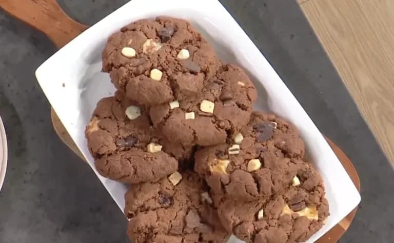 Η Χριστίνα Κάκκου φτιάχνει cookies με τρεις σοκολάτες