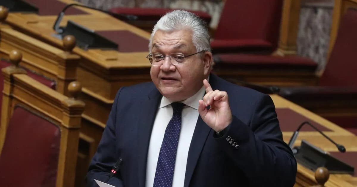 Κουκουλοφόροι έξω από το σπίτι του Παπαϊωάννου