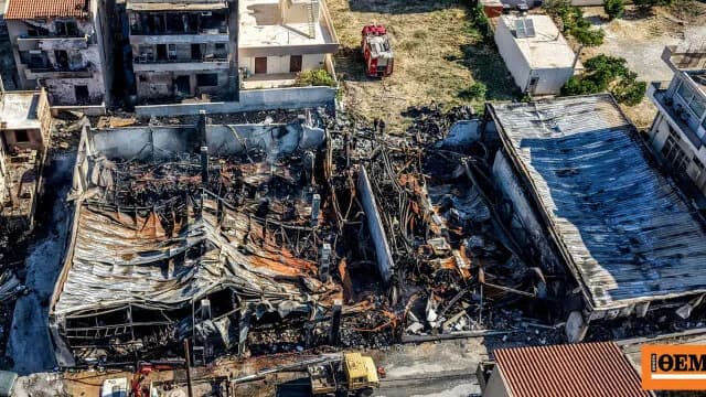 Η φωτιά σε αποθήκη ξυλείας Ηρακλείου: εκτεταμένες ζημιές