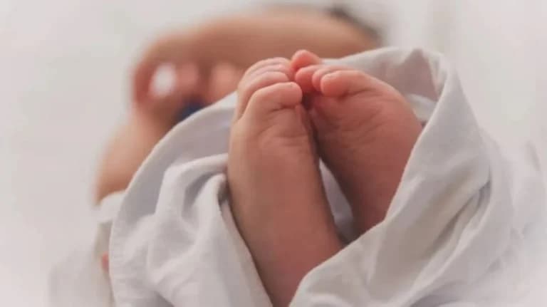 Σύλληψη μητέρας βρέφους στην Πάτρα για κακοποίηση
