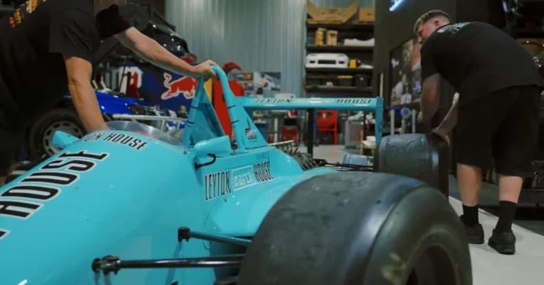 Ο Mad Mike Whiddett μετατρέπει μονοθέσιο F1 σε drift