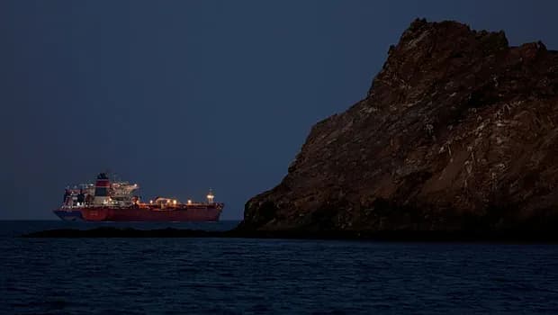 ΗΠΑ και Ιράν ανταλλάσσουν πλήγματα στα Στενά του Ορμούζ