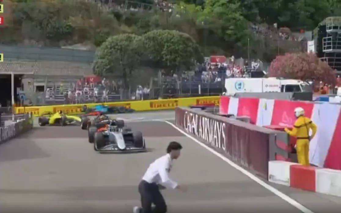 Άνδρας εισβάλλει στην πίστα σε αγώνα Formula 2