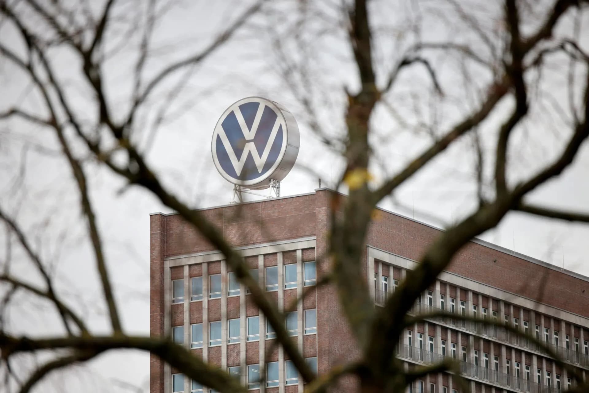 Η Volkswagen κόβει 100.000 θέσεις και κλείνει εργοστάσια