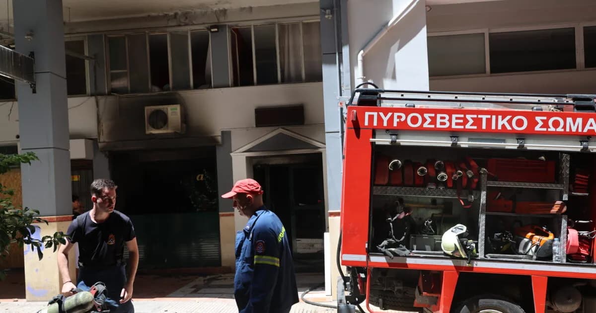 Φωτιά σε ξενοδοχείο στην Ομόνοια – ένας σε κρίσιμη κατάσταση