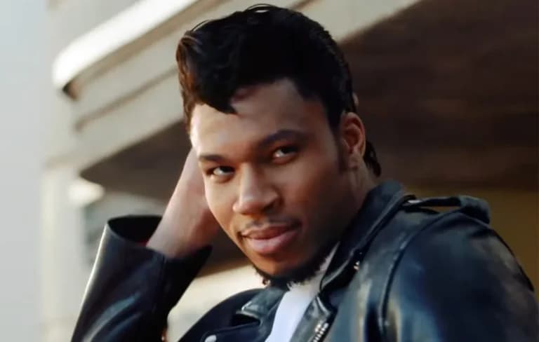 Ο Γιάννης Αντετοκούνμπο χορεύει Grease στη διαφήμιση Kalshi