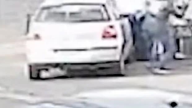 Ο Βρετανός οδηγός παρέσυρε γυναίκα και τη χτύπησε με ρόπαλο