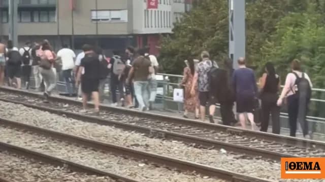 Χάος στο Παρίσι: Οι επιβάτες του RER E περπάτησαν στις ράγες