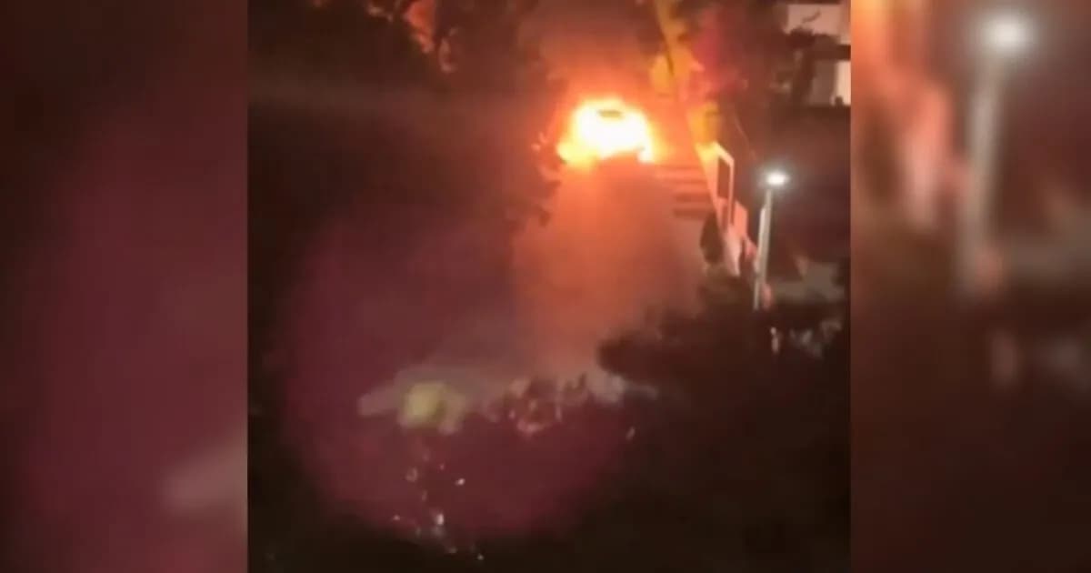 Φλεγόμενο αυτοκίνητο έπεσε σε κολώνα ΔΕΗ στη Βούλα