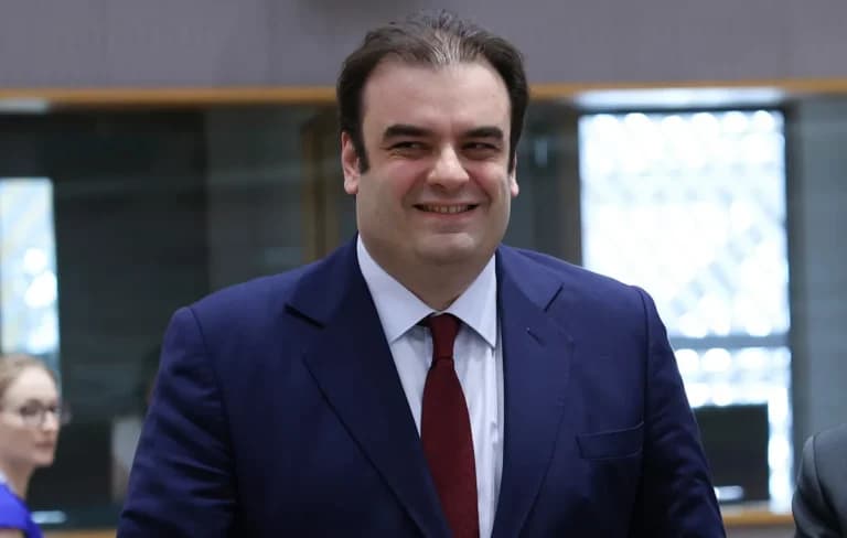 Ο Πιερρακάκης στηρίζει την ένταξη της Ουγγαρίας στο ευρώ