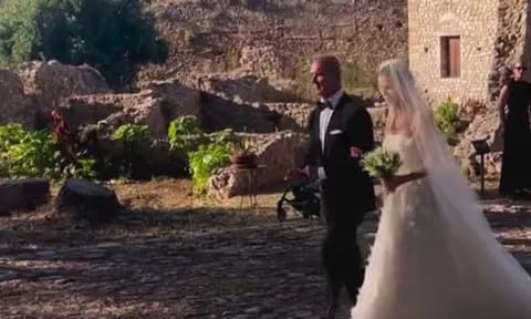 Ο Κωστόπουλος «παρέδωσε» την Αμαλία στον γαμπρό της