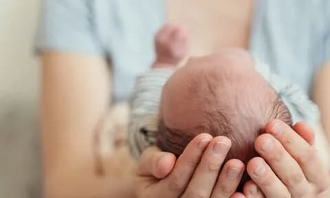 ΕΛΣΤΑΤ: Πτώση 4,2% στις γεννήσεις — μόνο η Κρήτη αντέχει