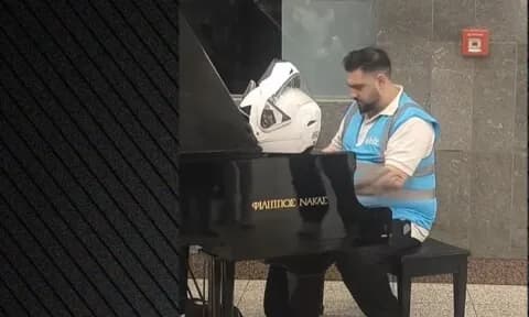 Ο ντελιβεράς που κατέπληξε το μετρό του Συντάγματος με πιάνο
