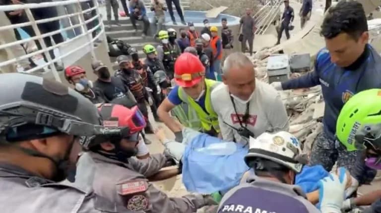 Ο Άαρον ζωντανός: 106 ώρες παγιδευμένος στα ερείπια