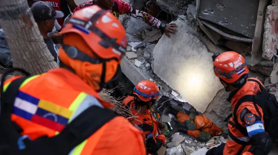 Θαύματα και τραγωδία στα χαλάσματα της Βενεζουέλας