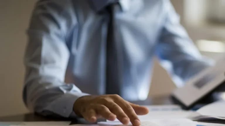 Στα 1.600 ευρώ το ακατάσχετο των τραπεζικών λογαριασμών