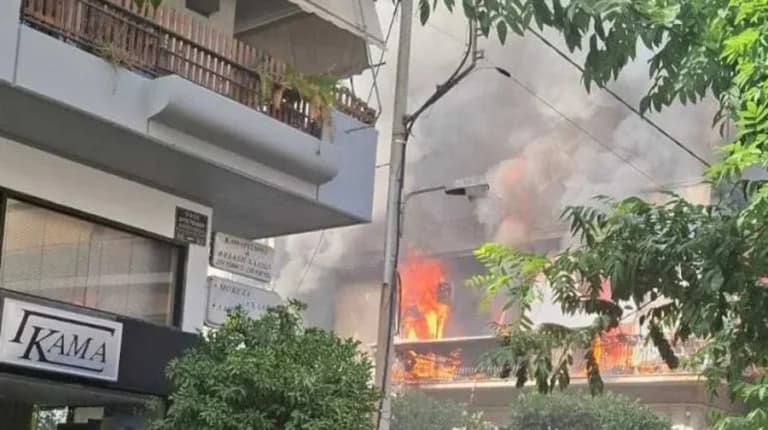 Πυρκαγιά στην Καλλιθέα: Ο ντελιβεράς που έσωσε 75χρονη