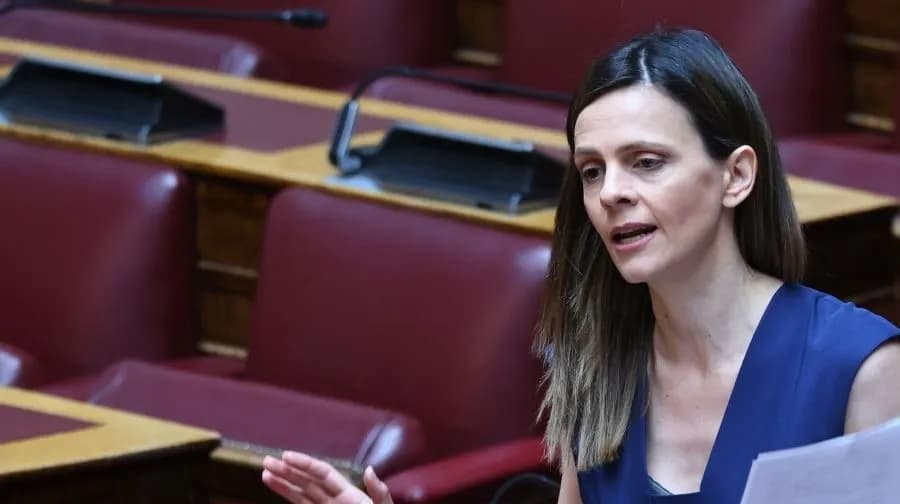 Η Αχτσιόγλου παραιτείται από βουλευτής — μένει στην πολιτική