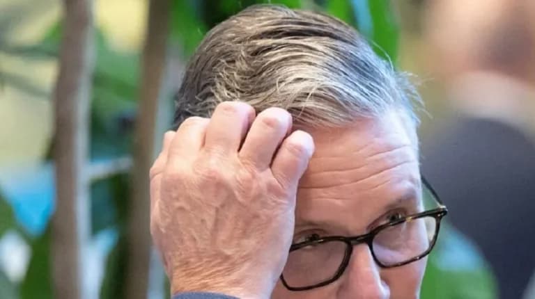 Ο Στάρμερ στο χείλος παραίτησης: Κρίση στη Βρετανία
