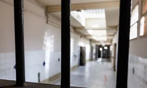 Νεκρή στα κρατητήρια η 34χρονη που πέταξε το μωρό της