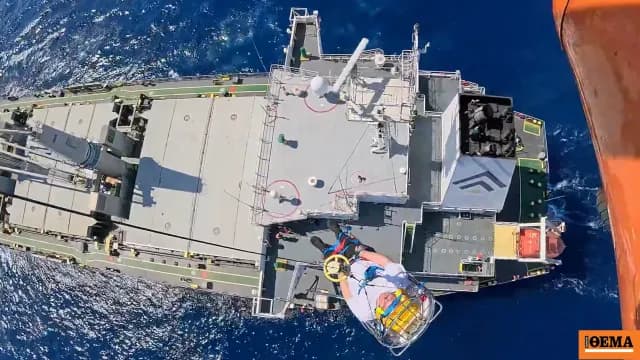 Αεροδιακομιδή ναυτικού με Super Puma κοντά στη Ρόδο