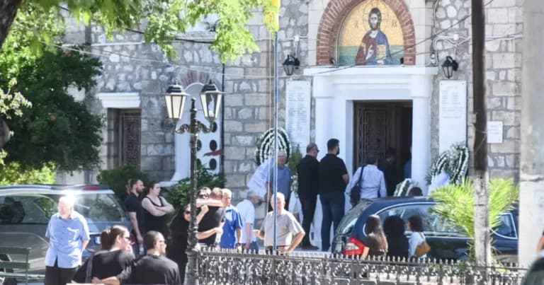 Η κηδεία των θυμάτων της διπλής δολοφονίας στο Αίγιο