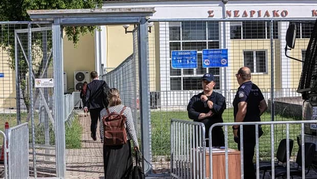 Ένταση στη δίκη Τεμπών: Η οικογένεια Βλάχου κατά Κωνσταντοπούλου