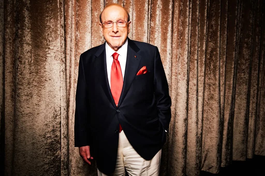 Ο Clive Davis, ο θρύλος της μουσικής βιομηχανίας, πέθανε σε ηλικία 94 ετών