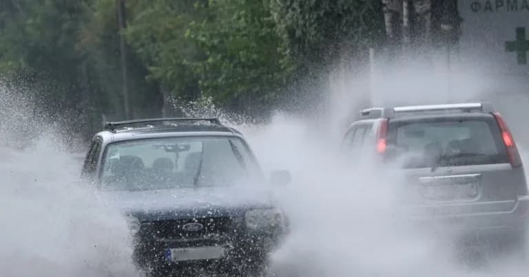 Καιρός 5 Ιουνίου: Βροχές μετά τους 11.000 κεραυνούς