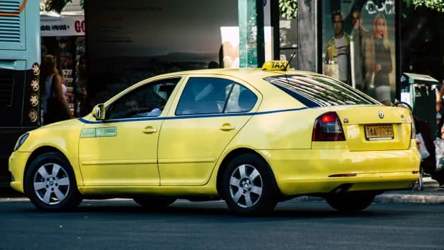 Ο οδηγός περιγράφει τη γέννα μέσα σε ταξί στην Αθήνα