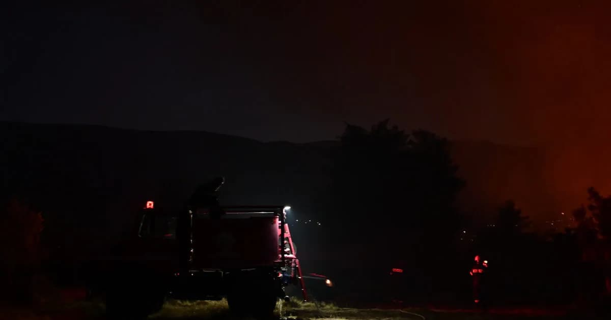 Φωτιά στον Ασπρόπυργο: Επιχειρούν 22 πυροσβέστες με ελικόπτερο