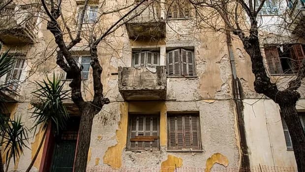 Κατάρρευση στα Πετράλωνα: Τα Προσφυγικά ανοίγουν τα σπίτια τους