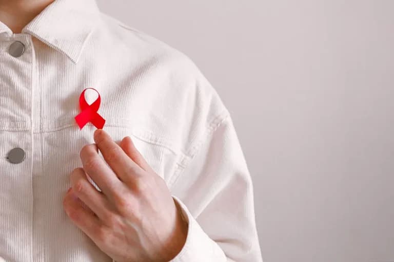 Ο αγώνας κατά του AIDS κινδυνεύει από περικοπές