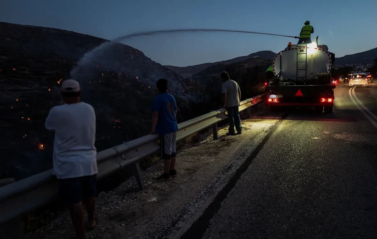 Η φωτιά στην Πάρο: Νέα αναζωπύρωση και εκκενώσεις οικισμών