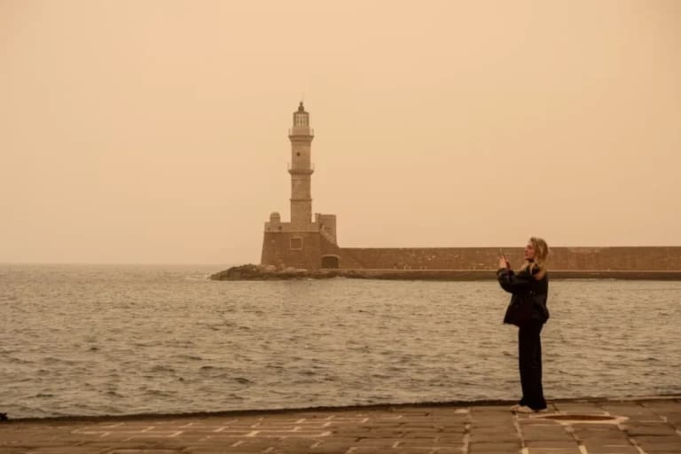 Καύσωνας και αφρικανική σκόνη χτυπούν ξανά την Ελλάδα