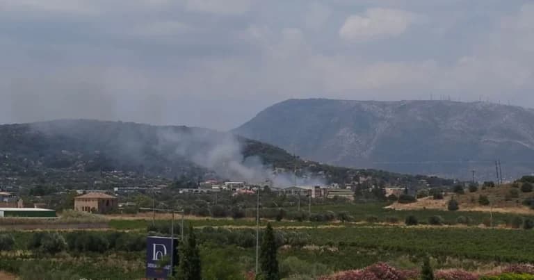 Η φωτιά στα Σπάτα: Ήχησε το 112, σε ετοιμότητα οι κάτοικοι