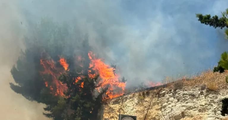 Δύο νεκροί πυροσβέστες στη μεγάλη φωτιά στην Κρήτη