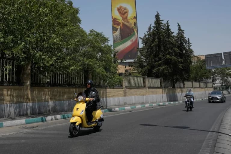 Η Βρετανία αποσύρει διπλωματικό προσωπικό από το Ιράν