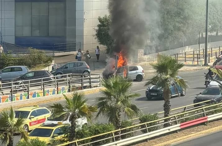 Φωτιά σε αυτοκίνητο στη Λεωφόρο Συγγρού το πρωί