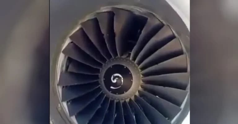Ο τρόμος σε πτήση Ryanair: Έσπασε παράθυρο εν πτήσει