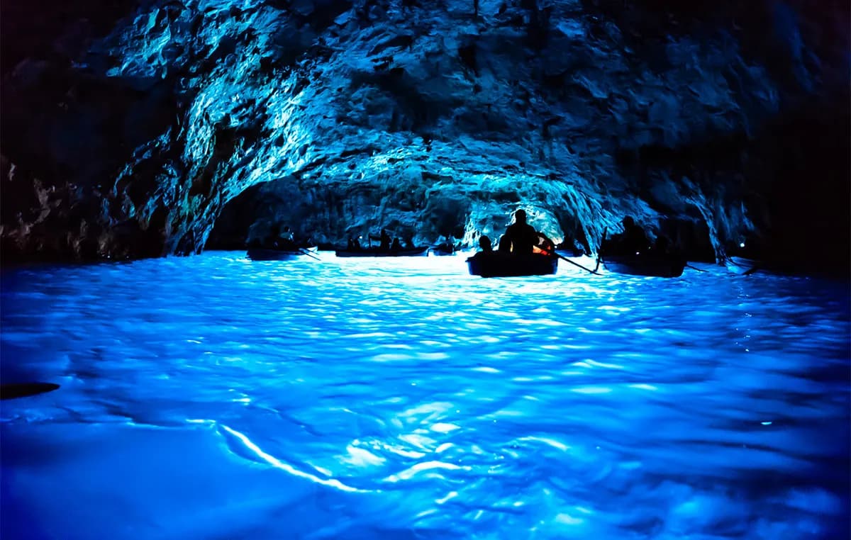 Η Grotta Azzurra: Το θρυλικό γαλάζιο σπήλαιο του Κάπρι