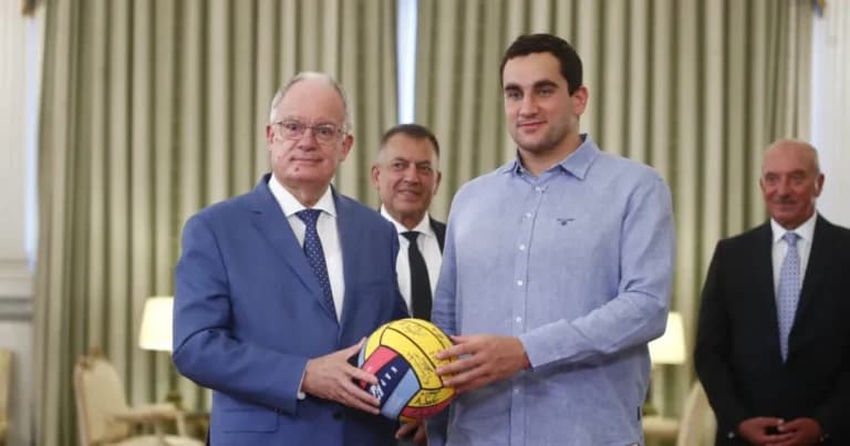 Ο Τασούλας υποδέχθηκε την Εθνική ομάδα πόλο ανδρών